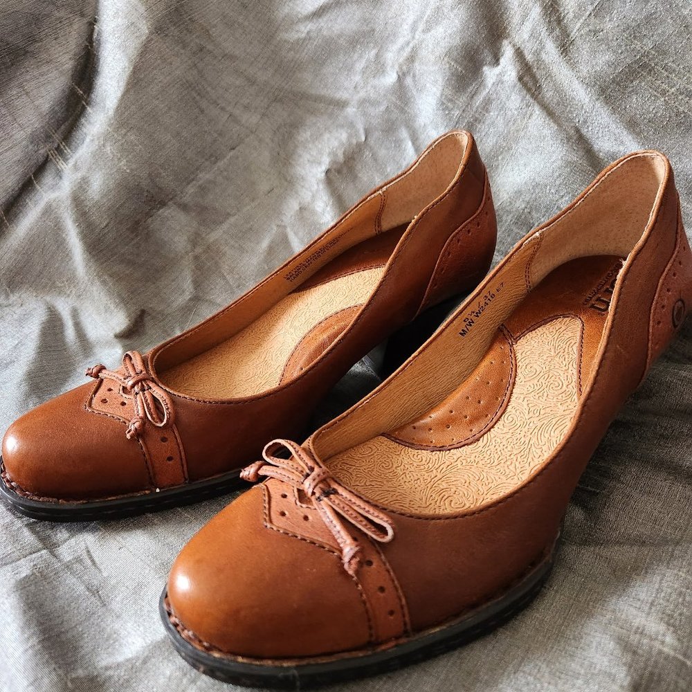 Born wingtip leather pumps